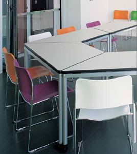 Image of Simpla table and 40/4 chairs by Howe
